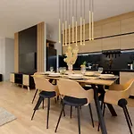 Spacious In With Balcony And Parking By Renters ורשה