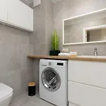 Spacious In With Balcony And Parking By Renters