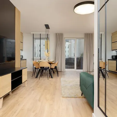 Spacious In With Balcony And Parking By Renters ורשה