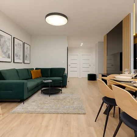 Spacious In With Balcony And Parking By Renters דירה