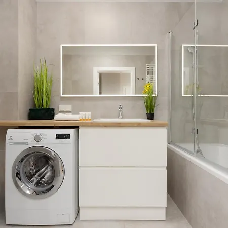 Spacious In With Balcony And Parking By Renters وارسو